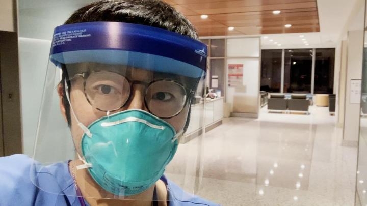 Kinesisk-amerikansk læge bliver udsat for racistiske tilråb på vej til at hjælpe folk på&nbsp;hospitalet